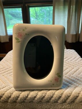Charming VintageCeramic Glazed Floral Oval Photo Frame - White with Pink Flowers